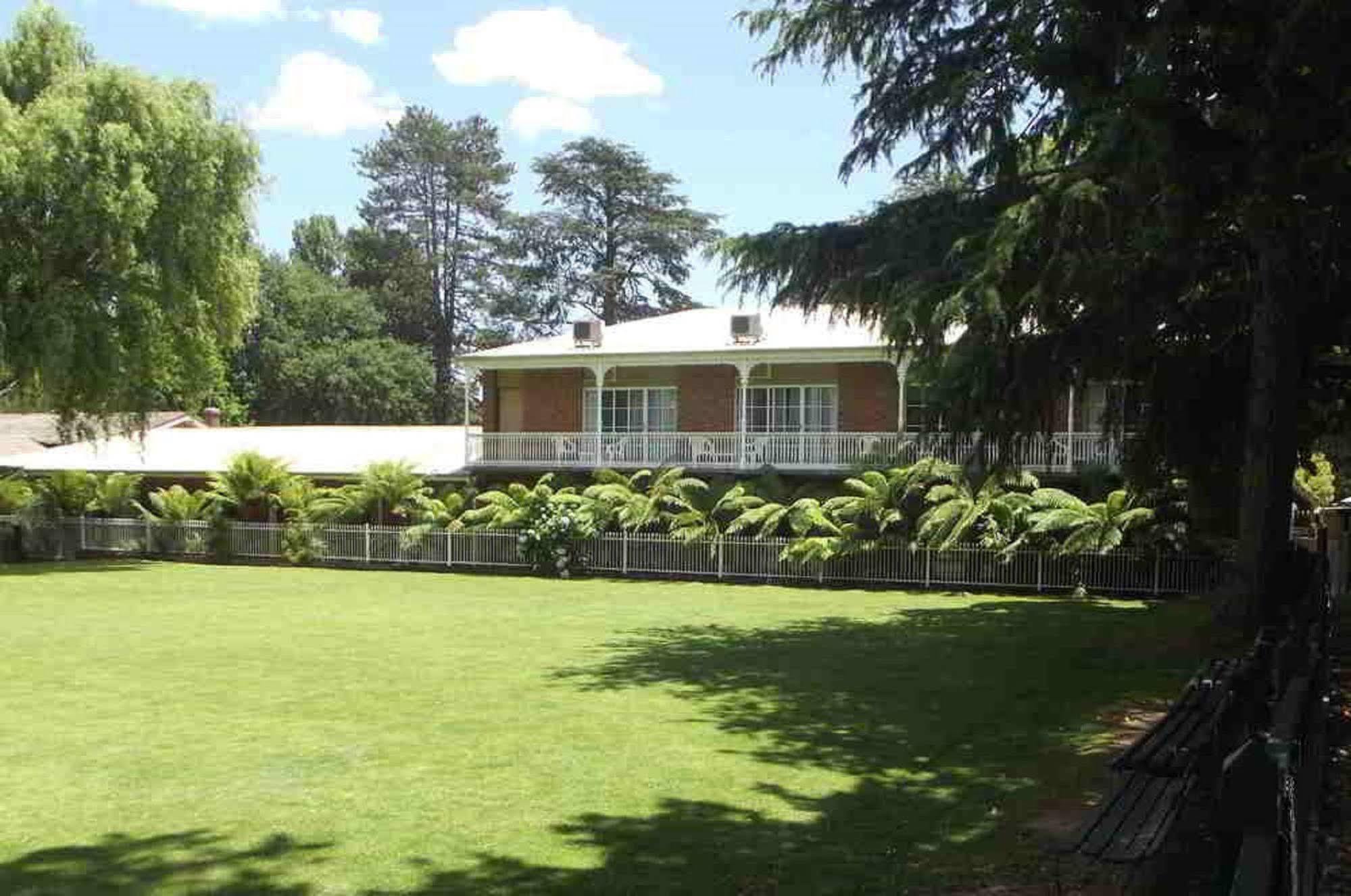 Barrass John Bright Motor Inn Bagian luar foto