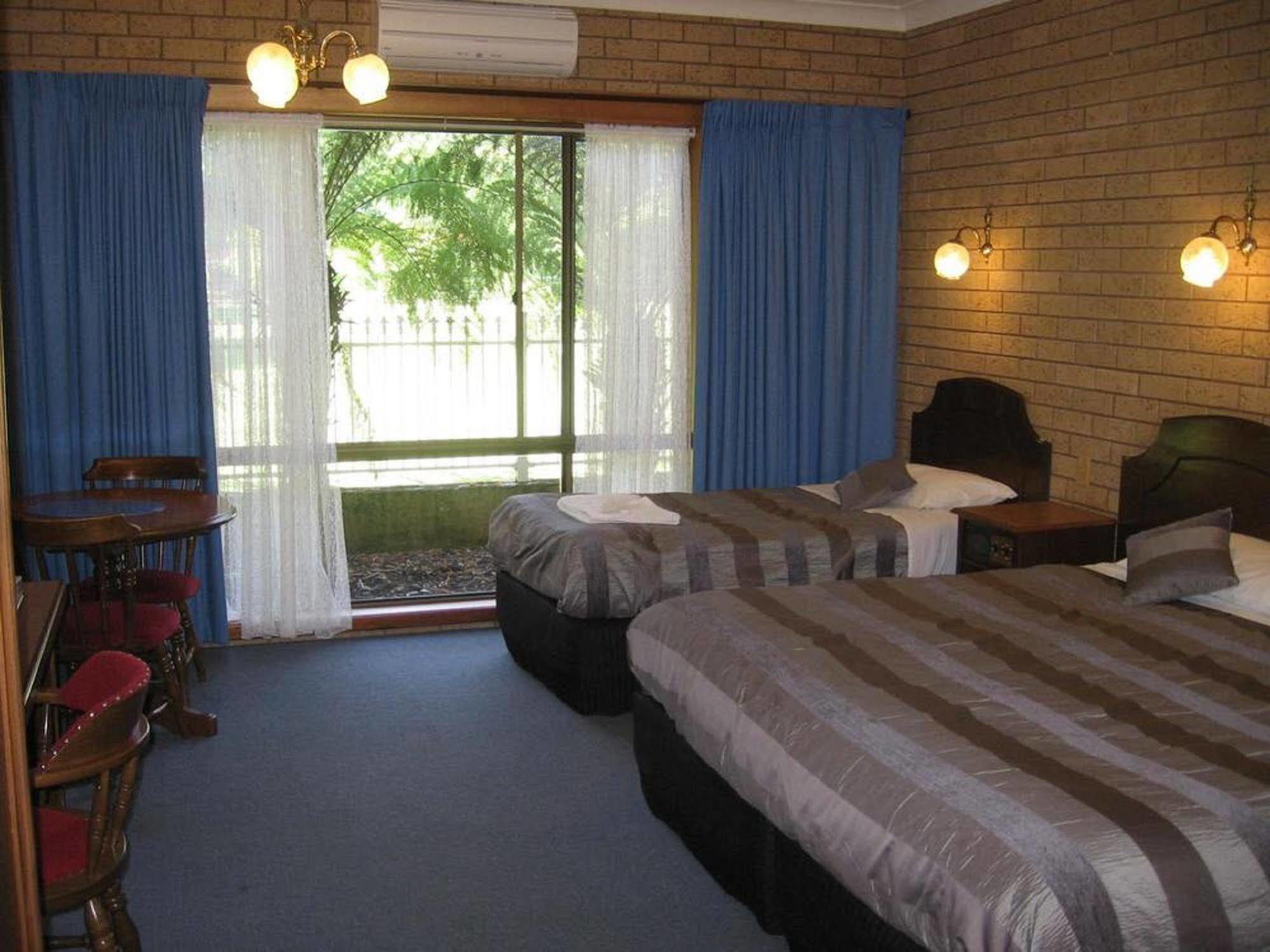 Barrass John Bright Motor Inn Bagian luar foto