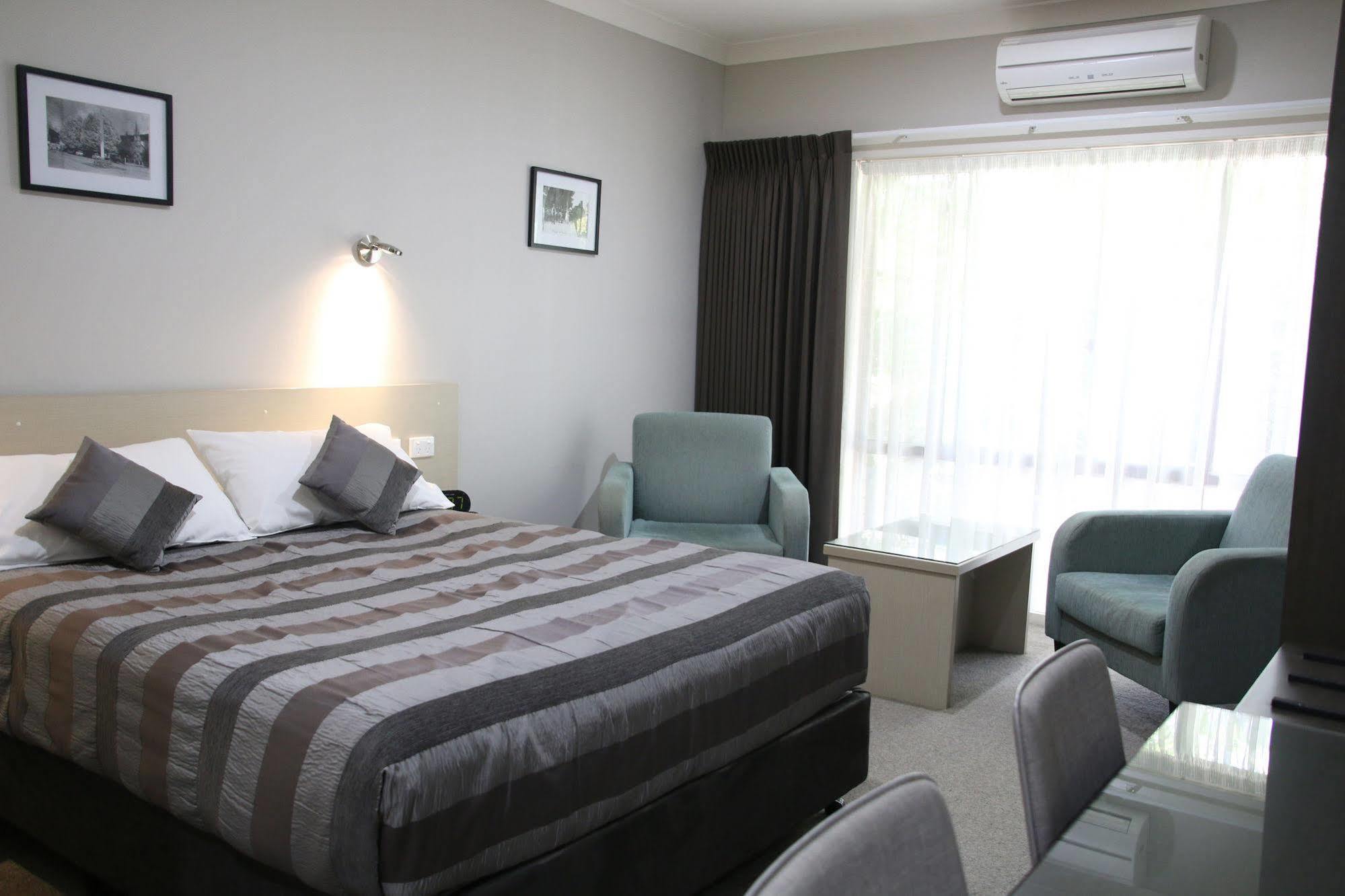 Barrass John Bright Motor Inn Bagian luar foto