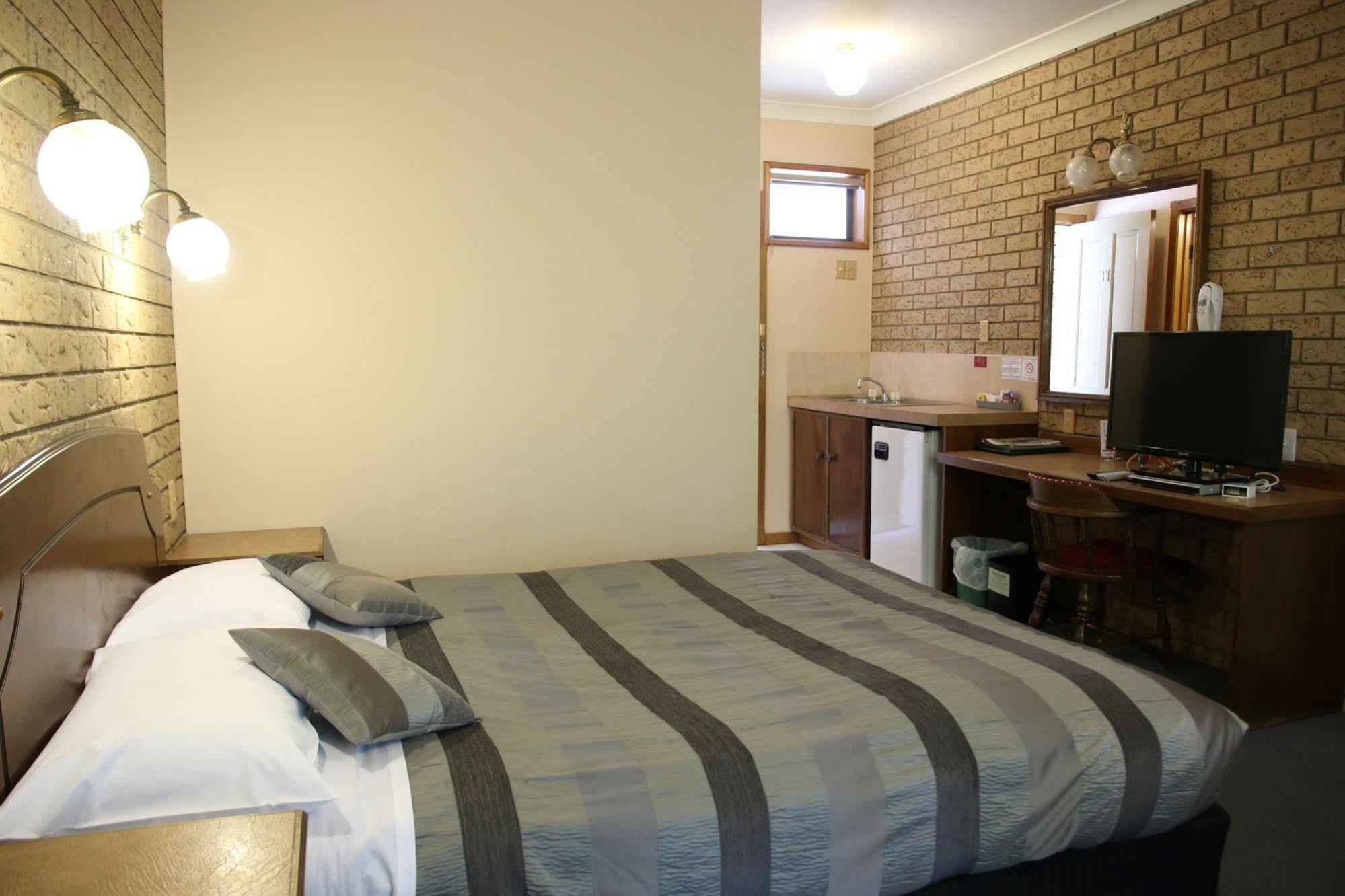 Barrass John Bright Motor Inn Bagian luar foto