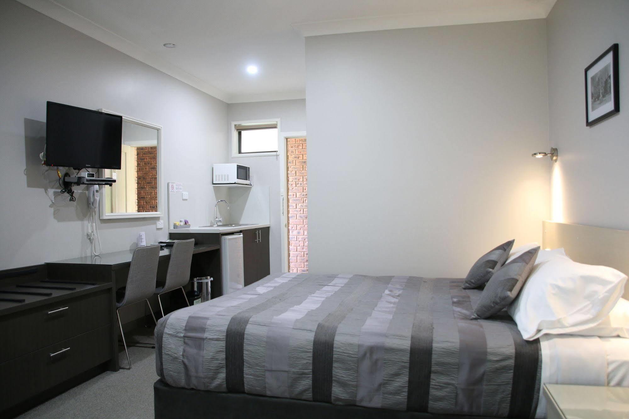 Barrass John Bright Motor Inn Bagian luar foto