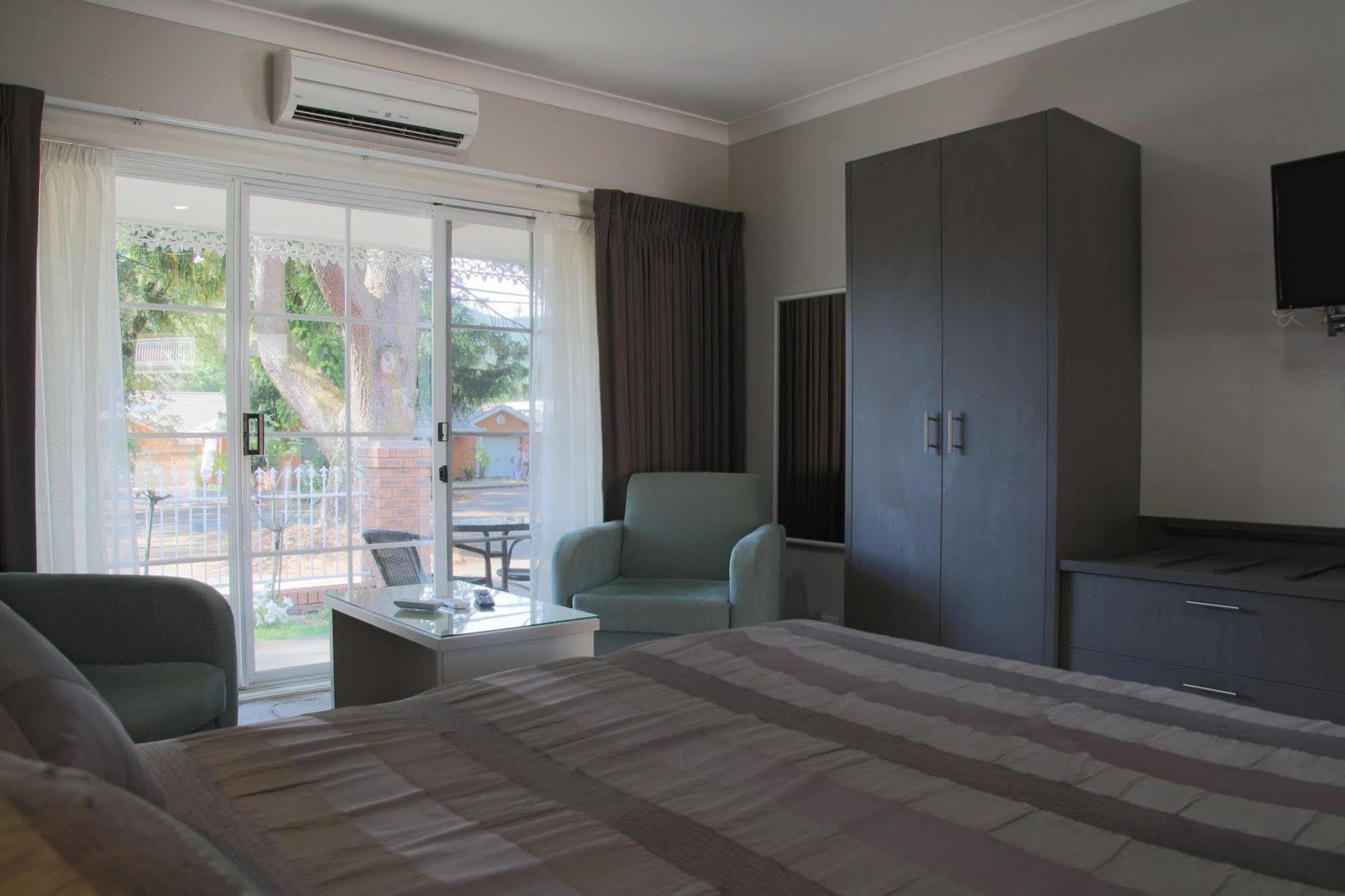 Barrass John Bright Motor Inn Bagian luar foto
