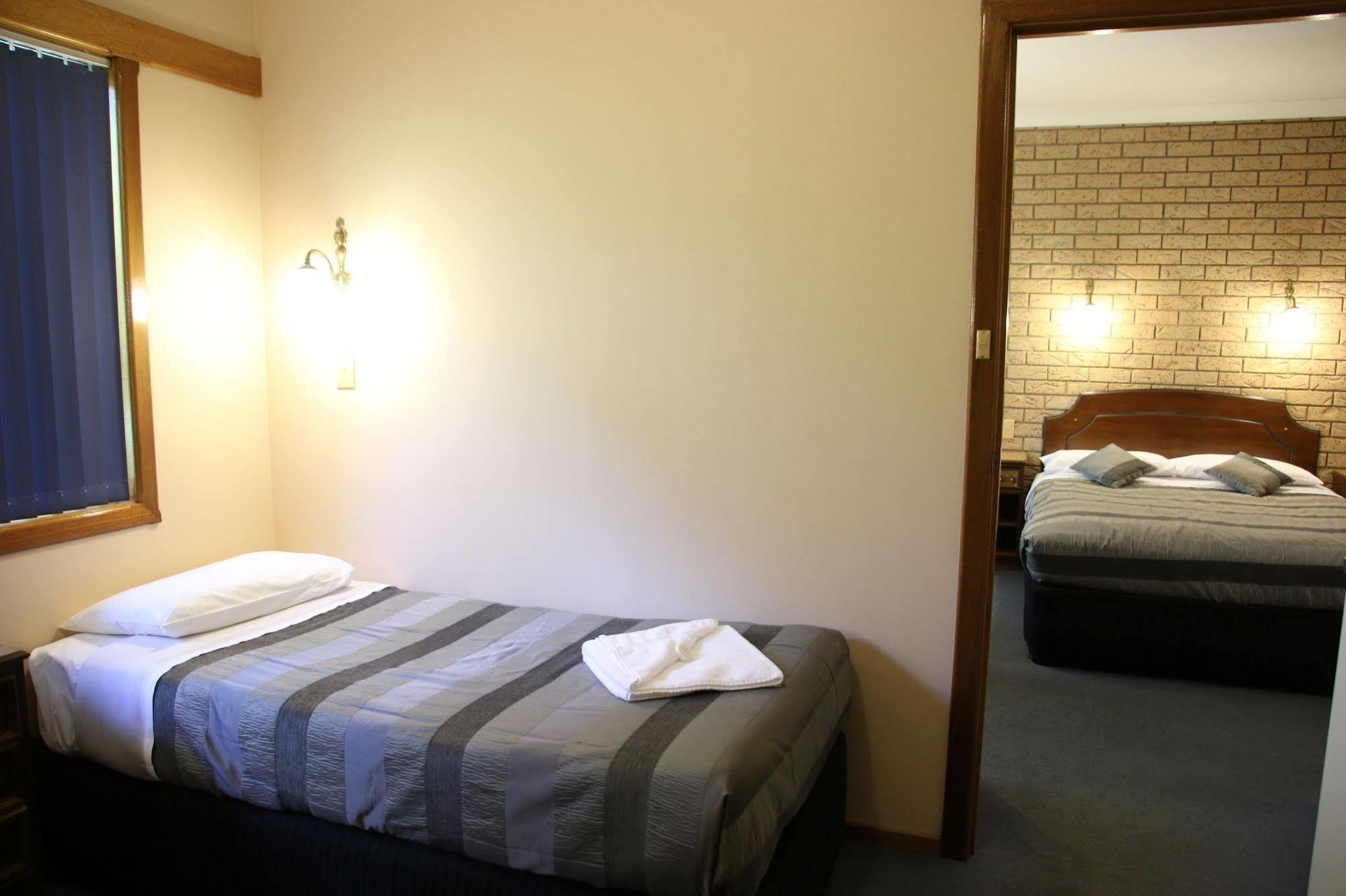 Barrass John Bright Motor Inn Bagian luar foto