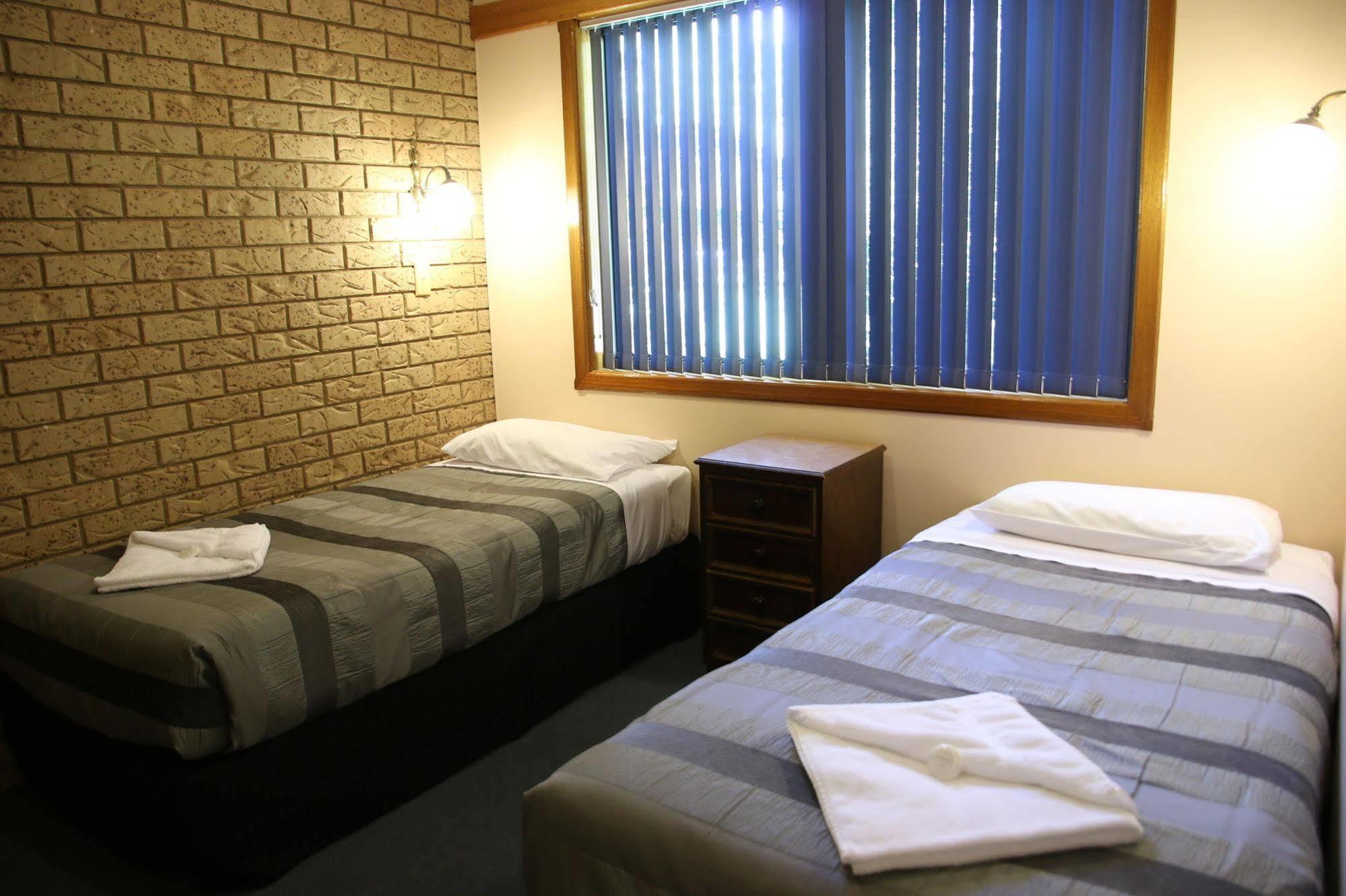 Barrass John Bright Motor Inn Bagian luar foto